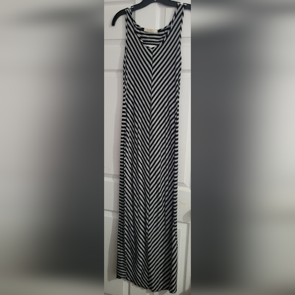 Women's Malloy Black and White Striped Sleeveless Maxi Dress